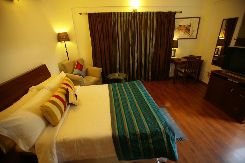 Justa Off Mg Road Hotell Bangalore Exteriör bild