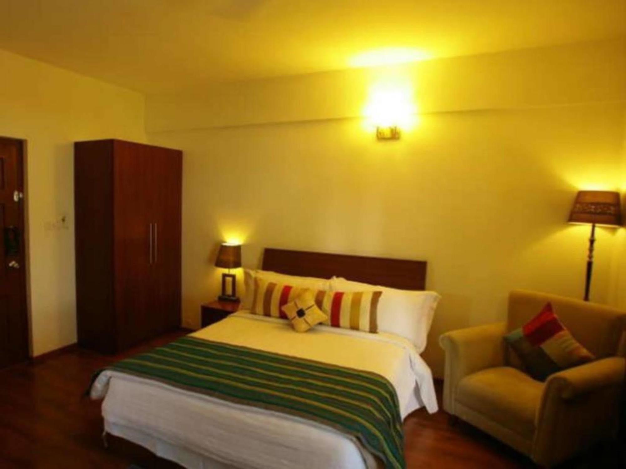 Justa Off Mg Road Hotell Bangalore Exteriör bild